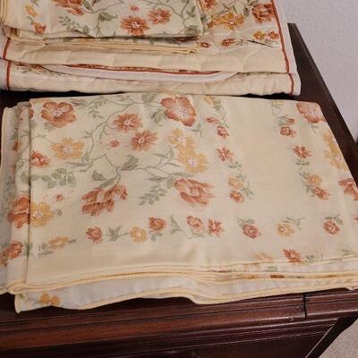 Lot 134: (2) Tablecloth & Napkin Sets