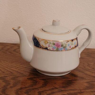 Lot 152: (2) Small Teapots