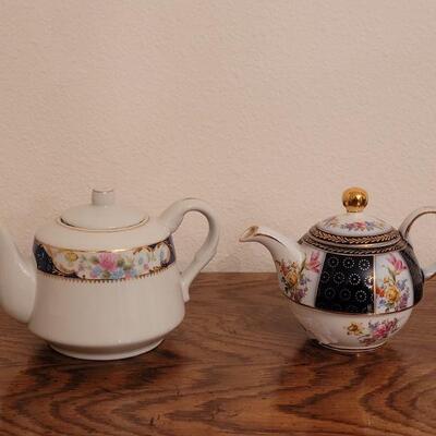 Lot 152: (2) Small Teapots