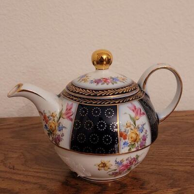 Lot 152: (2) Small Teapots
