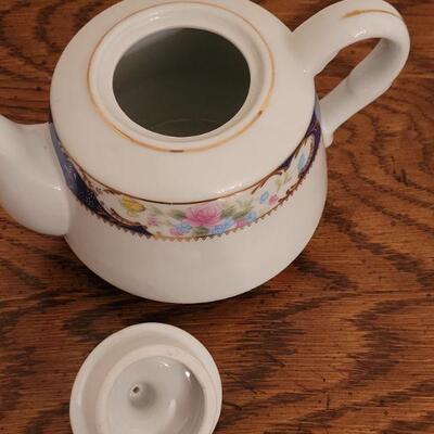 Lot 152: (2) Small Teapots