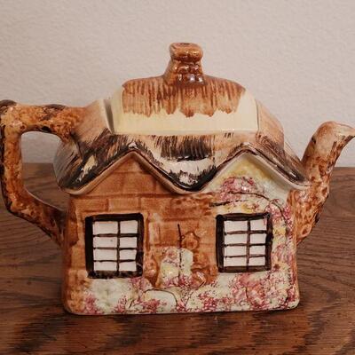 Lot 157: Vintage Price Cottage Ware Teapot