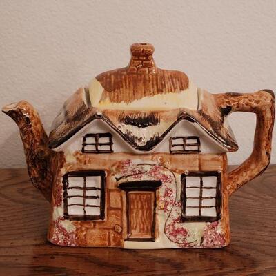 Lot 157: Vintage Price Cottage Ware Teapot