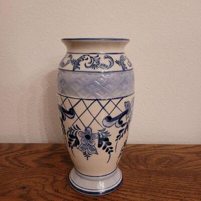 Lot 159: Blue & White Vase