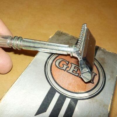 " 1930's Gem Razor and Box".