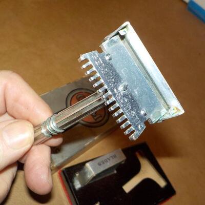 " 1930's Gem Razor and Box".