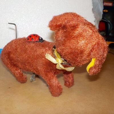 " 1920's wind up metal Bear >"