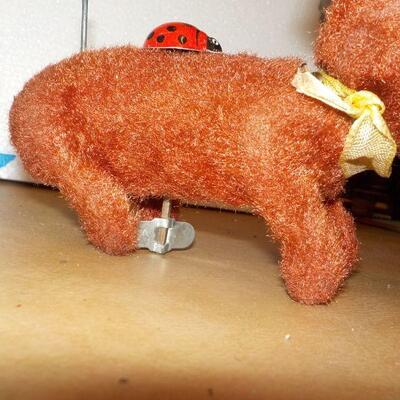 " 1920's wind up metal Bear >"