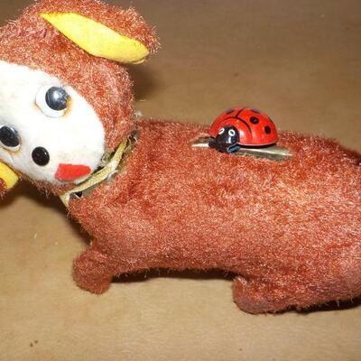 " 1920's wind up metal Bear >"