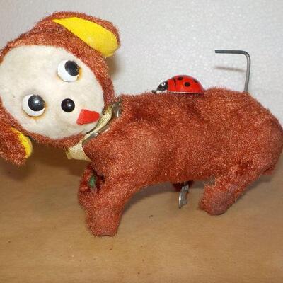 " 1920's wind up metal Bear >"
