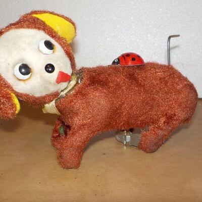 " 1920's wind up metal Bear >"