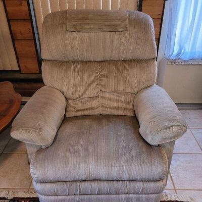 Lot 162: Laâ€¢zâ€¢Boy Recliner 