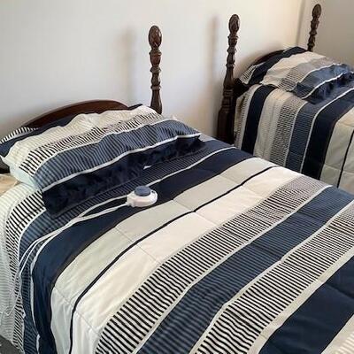LOT#1MB1: Pair of Posted Twin Beds