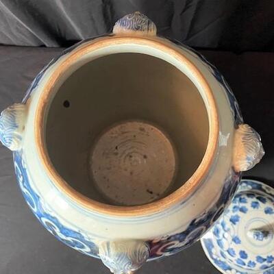 LOT#81LR: Blue & White Porcelain Covered  Jar w/ Foo Dog Finial