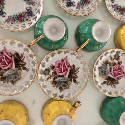12 Colorful Vintage Unmarked Teacups and Saucers YD#022-0141