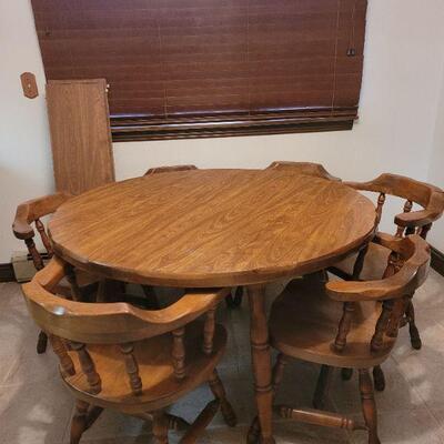 Lot 206: Dining Table and Chairs 6 Chairs & 2 Leaves (47.5