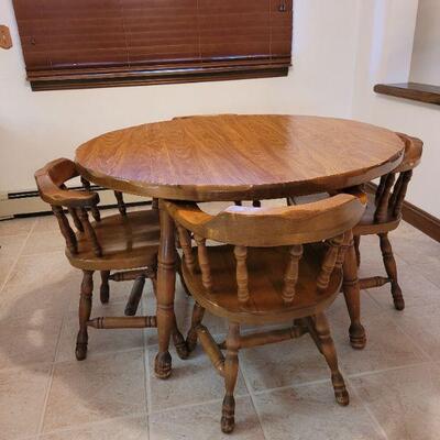 Lot 206: Dining Table and Chairs 6 Chairs & 2 Leaves (47.5