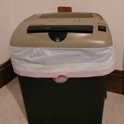 Lot 212: Paper Shredder 