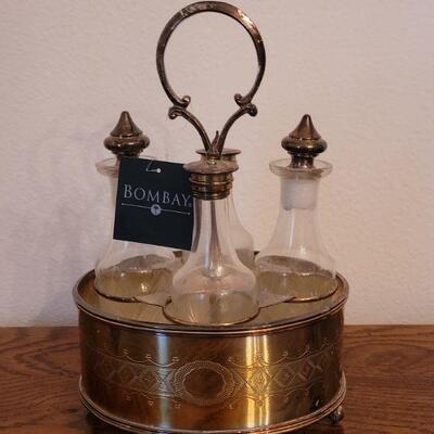 Lot 234: BOMBAY Cruet Set (has a label residue on it, can be cleaned)