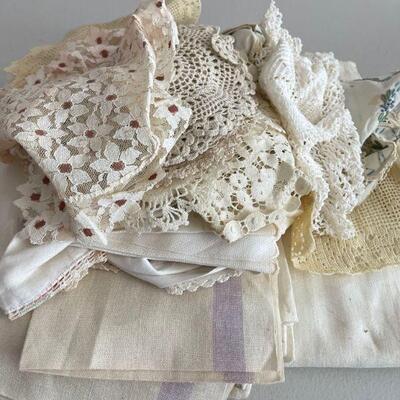 Group of vintage linens 