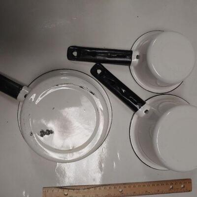 Unbranded metal enameled pans