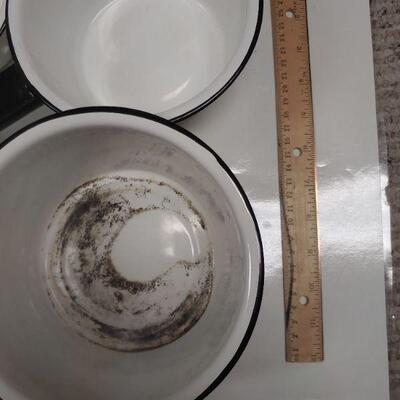 Unbranded metal enameled pans