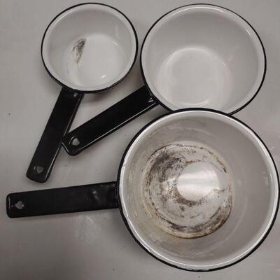 Unbranded metal enameled pans