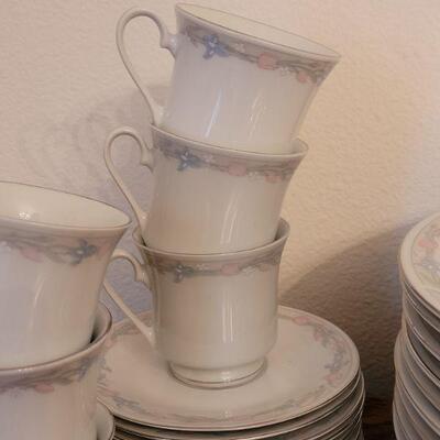 Lot 247: Illusions by Excel Dish Set