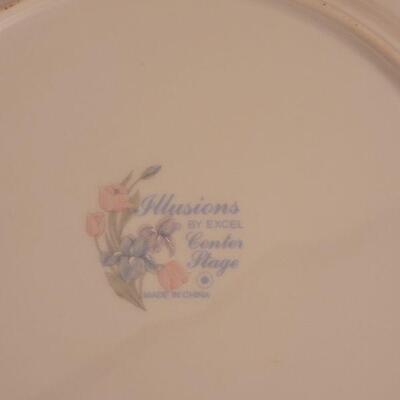 Lot 247: Illusions by Excel Dish Set