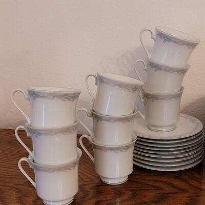 Lot 247: Illusions by Excel Dish Set