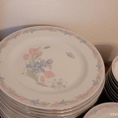 Lot 247: Illusions by Excel Dish Set