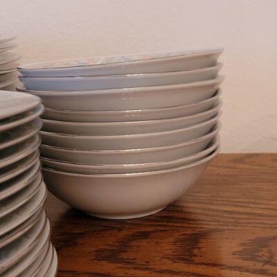 Lot 247: Illusions by Excel Dish Set
