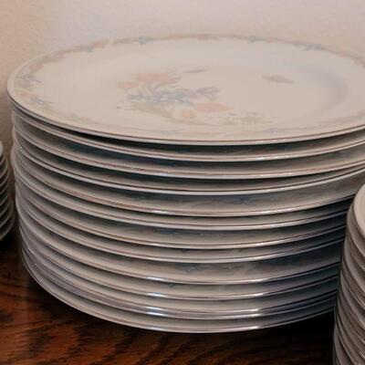 Lot 247: Illusions by Excel Dish Set