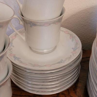 Lot 247: Illusions by Excel Dish Set