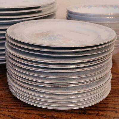 Lot 247: Illusions by Excel Dish Set