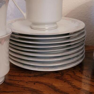 Lot 247: Illusions by Excel Dish Set