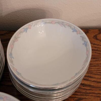 Lot 247: Illusions by Excel Dish Set