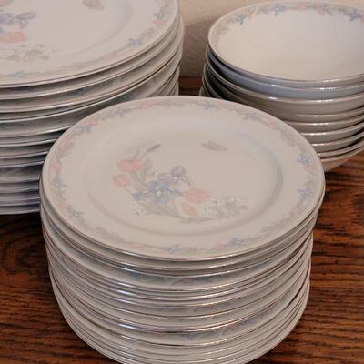 Lot 247: Illusions by Excel Dish Set