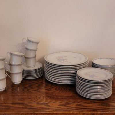 Lot 247: Illusions by Excel Dish Set