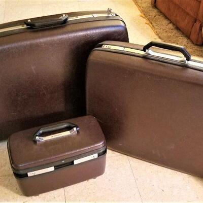 Lot #95  Three Piece Set of vintage Samsonite Luggage with keys - clean