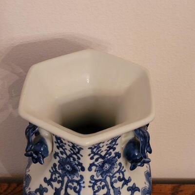 Lot 281: Chinese Vase on a BOMBAY Wood Stand
