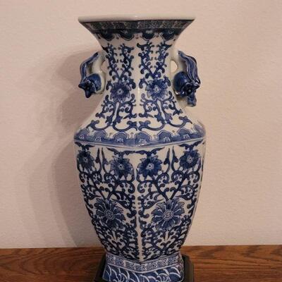 Lot 281: Chinese Vase on a BOMBAY Wood Stand