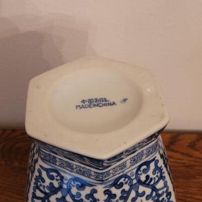 Lot 281: Chinese Vase on a BOMBAY Wood Stand