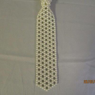 Lot 40 - Faux Pearl Necktie