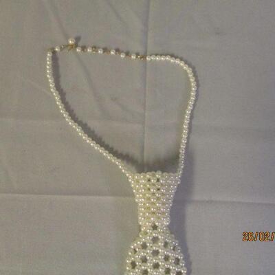 Lot 40 - Faux Pearl Necktie