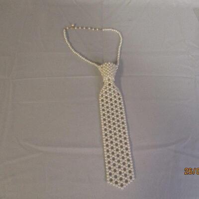 Lot 40 - Faux Pearl Necktie