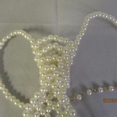 Lot 40 - Faux Pearl Necktie
