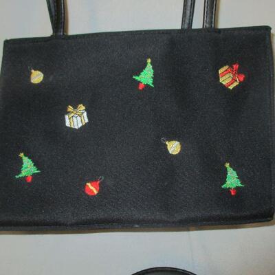 Lot 45 - Tianni Christmas Purse