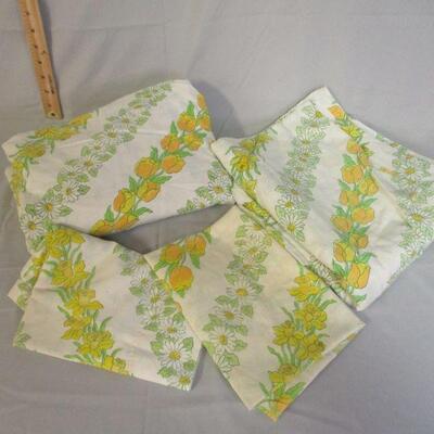 Lot 48 - Vintage Yellow and Green Floral Sheet Set