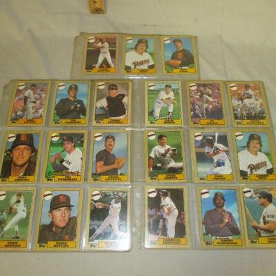 Lot 86 - 1987 Topps Baseball Cards San Diego Padres